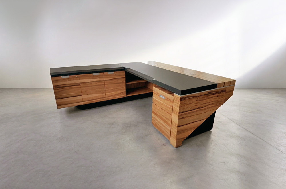 祖禾辦公家具推薦，L型主管桌，大尺寸桌面設計提供充足辦公空間，內置隱藏式集線盒與側櫃收納空間，材質皆可客製化。