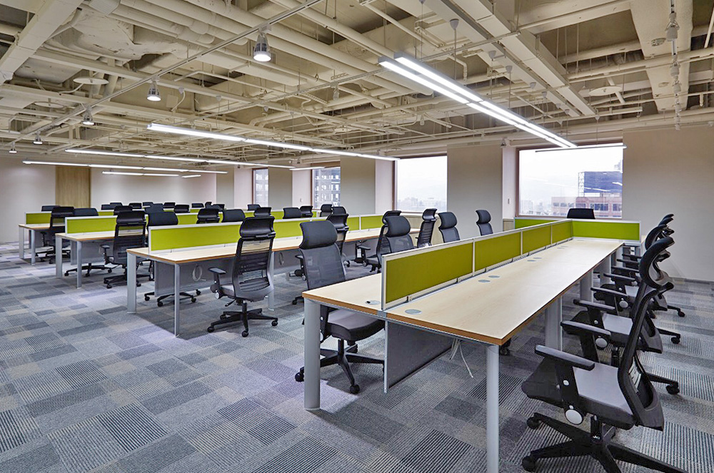 祖禾辦公家具：現代化辦公室工作站，包含桌上屏風、電腦螢幕支架、人體工學椅、公文櫃等，均可客製化訂做，服務包含辦公室裝修設計與空間規劃。