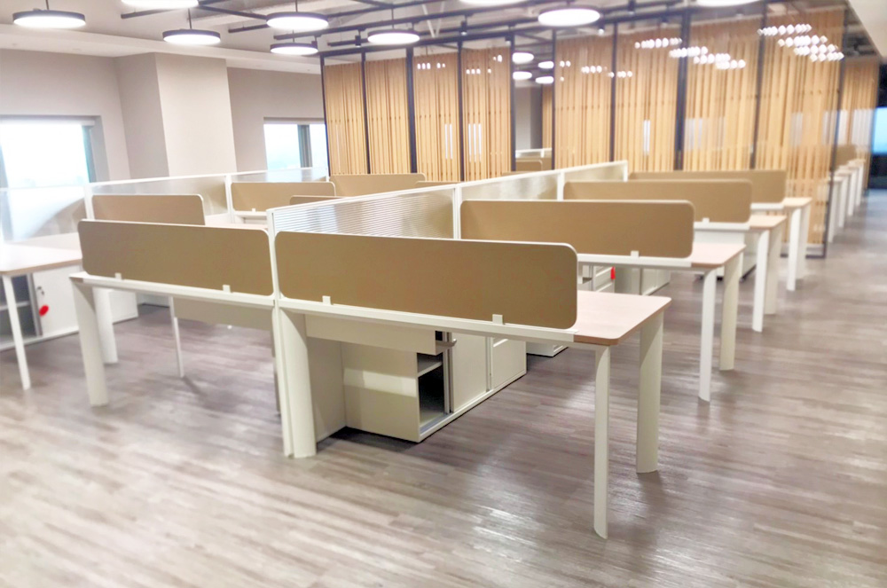 祖禾辦公家具：現代化辦公室工作站，包含桌上屏風、電腦螢幕支架、人體工學椅、公文櫃等，均可客製化訂做，服務包含辦公室裝修設計與空間規劃。